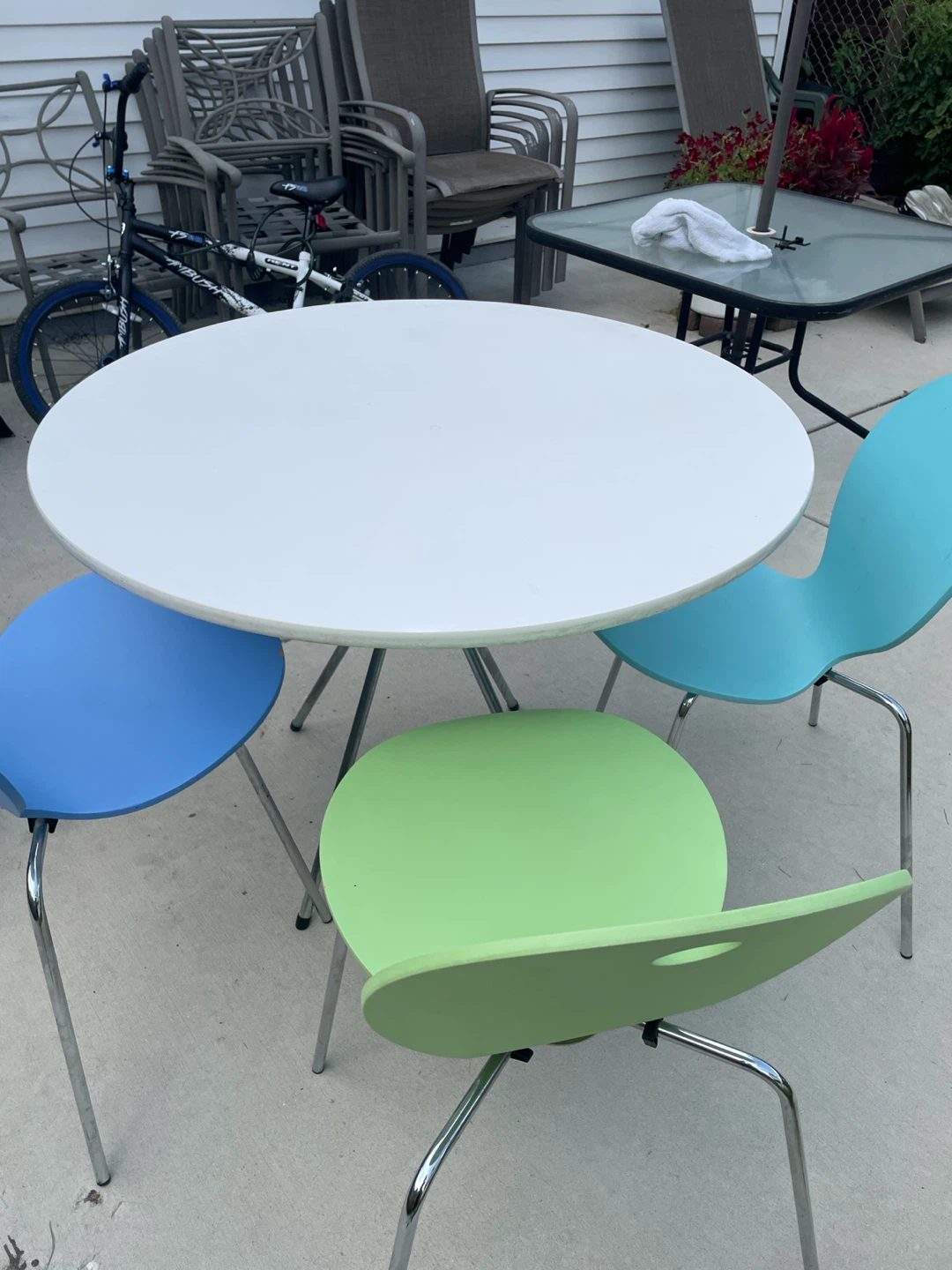 Round White Table with 4 Colorful Chairs - photo 2
