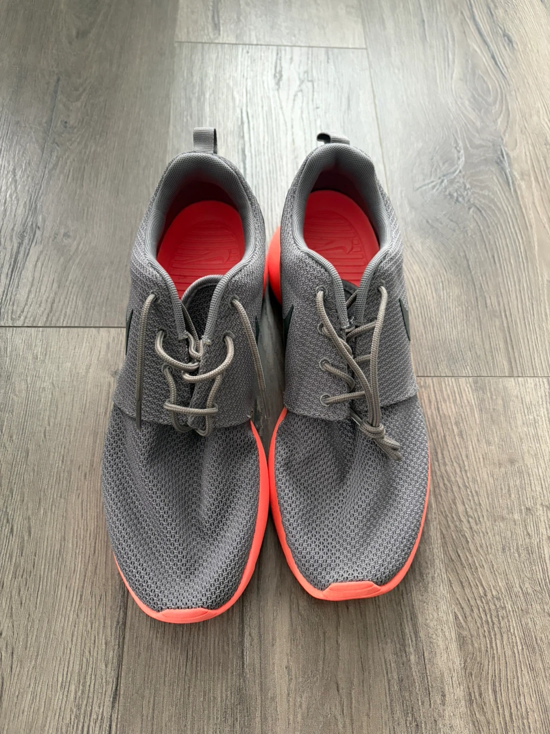 Bottes Nike Roshe Run grises  et oranges