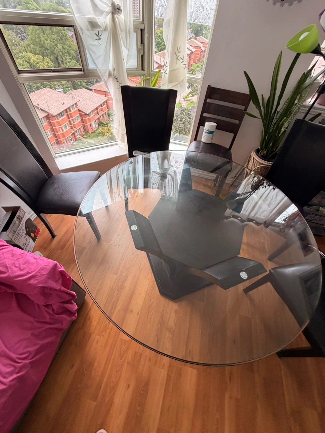 Round glass dining table with four black chairs - photo 2
