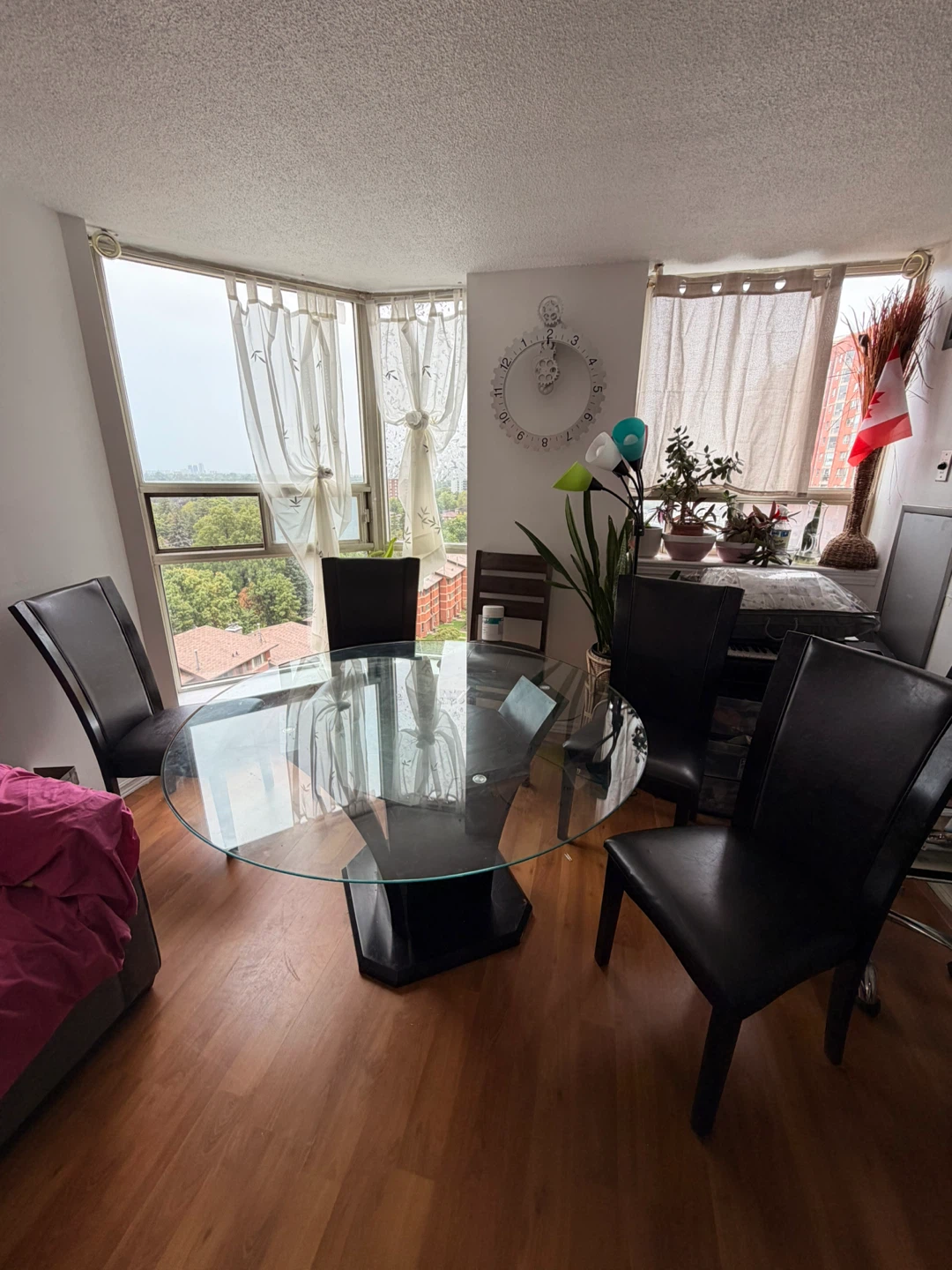 Round glass dining table with four black chairs - photo 3