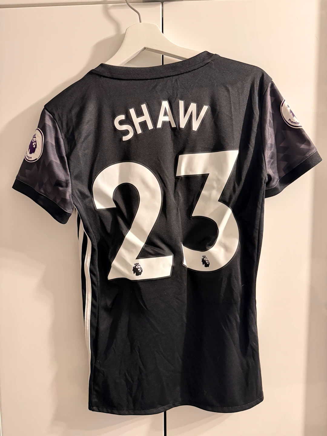 Authentic Man United Women's Jersey Size M - Luke Shaw #23
