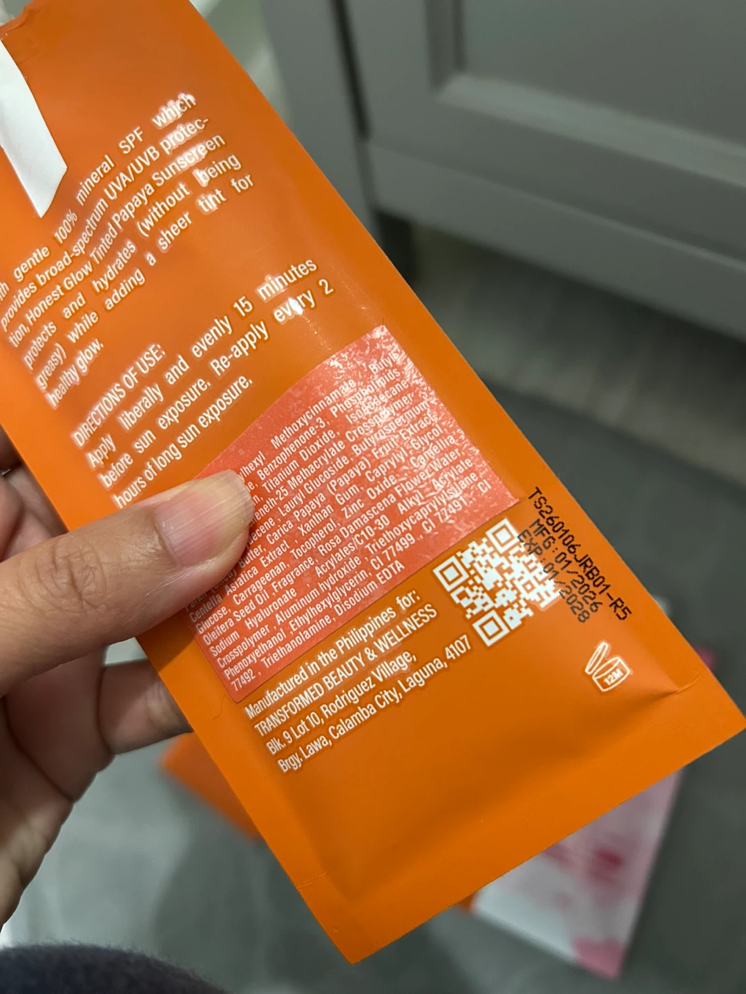 Honest Glow Tinted Papaya Sunscreen SPF 50 - photo 2