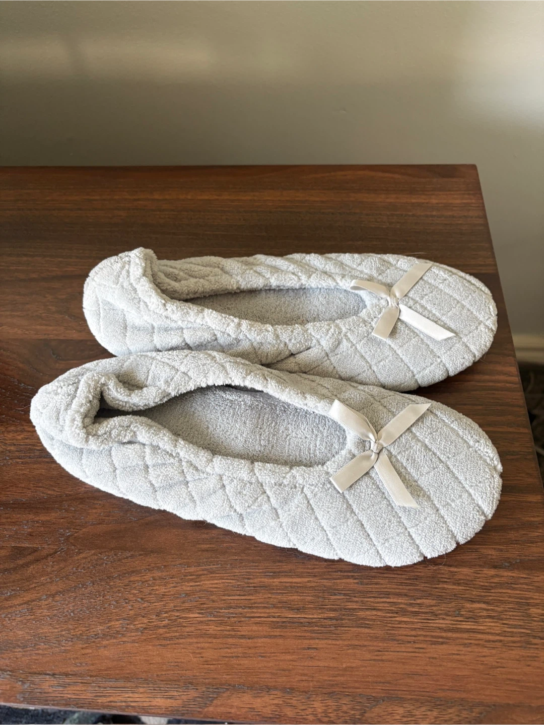 Isotoner Slippers Size L/G (US 8-9)