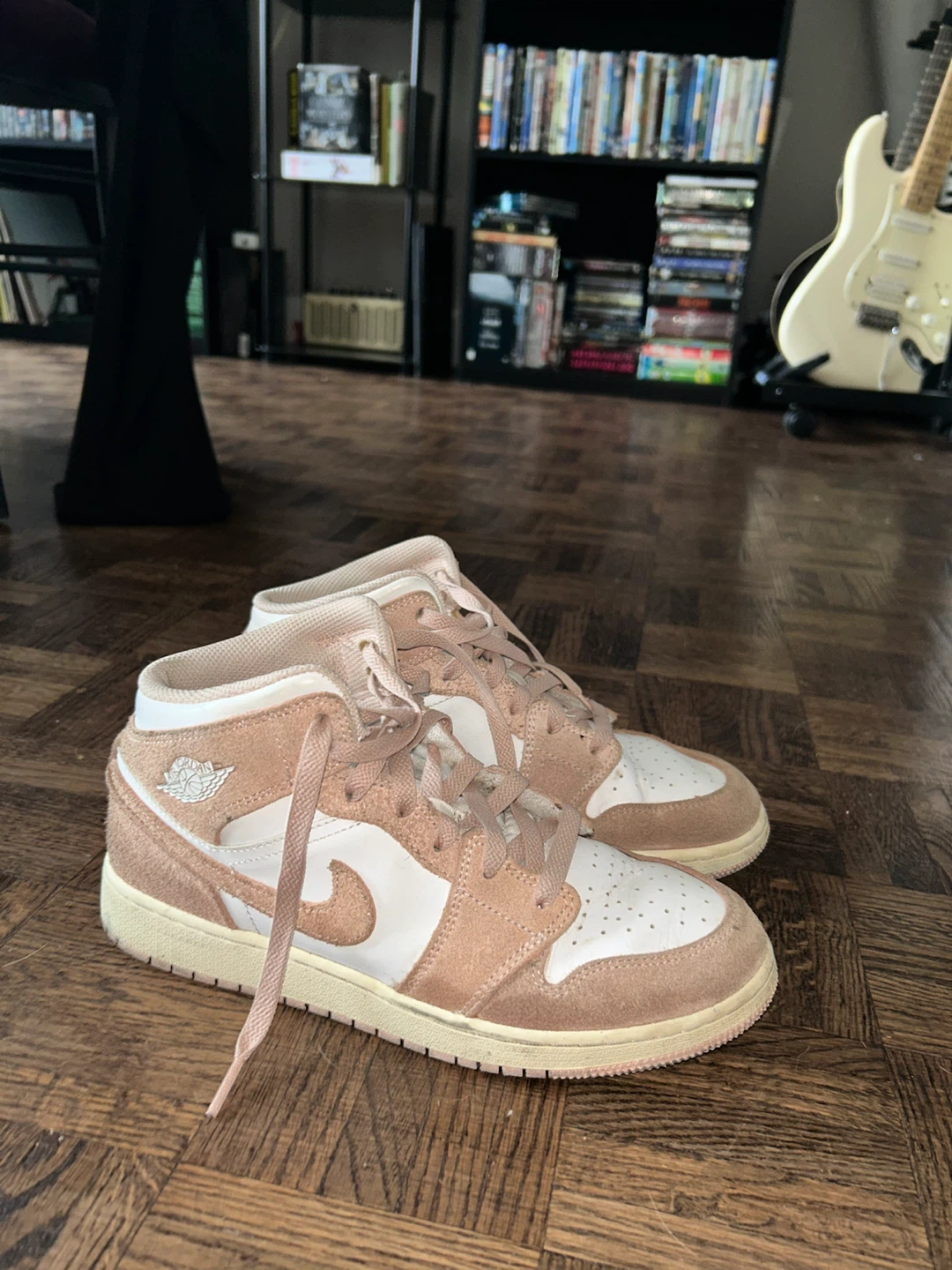 Air Jordan 1 Sneakers – Pink/White – Great Condition – Size 7 - photo 2