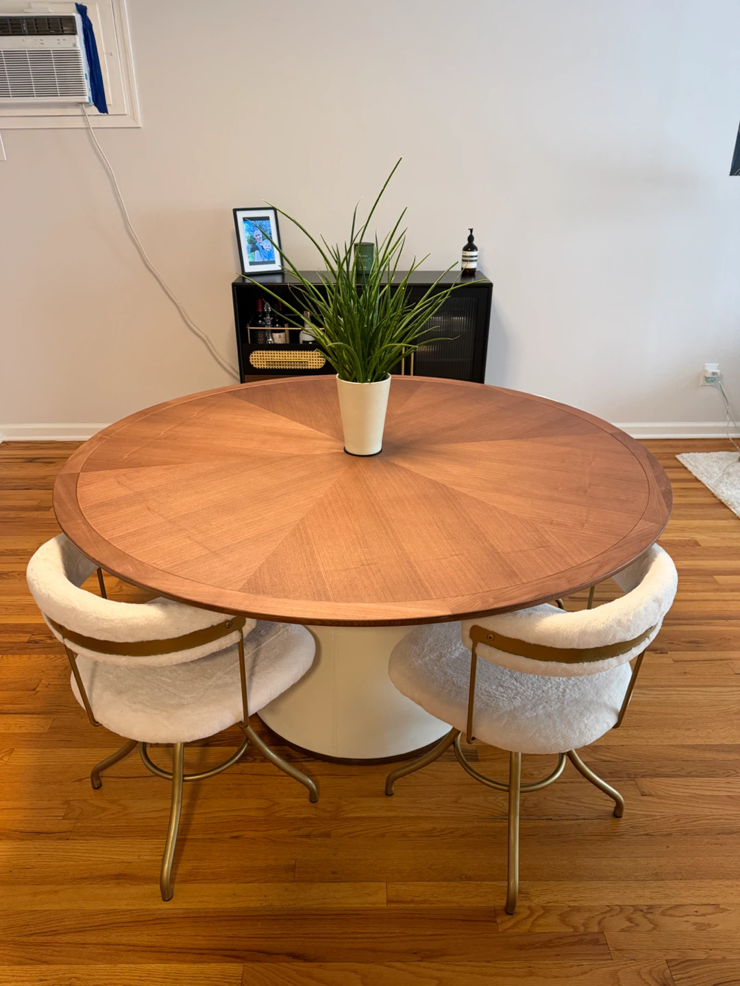 Modern round dining table for 4-6 people