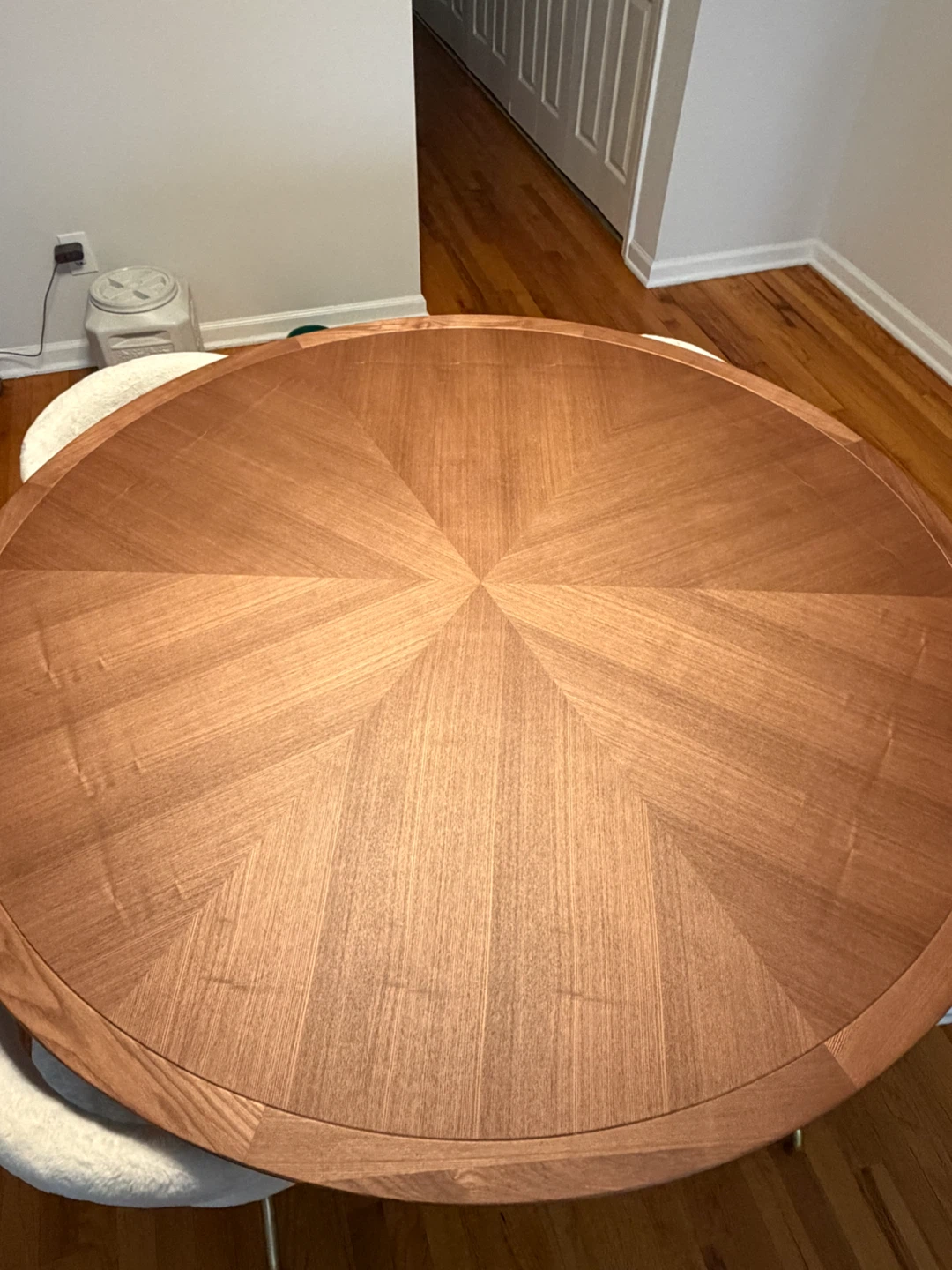Modern round dining table for 4-6 people - photo 2