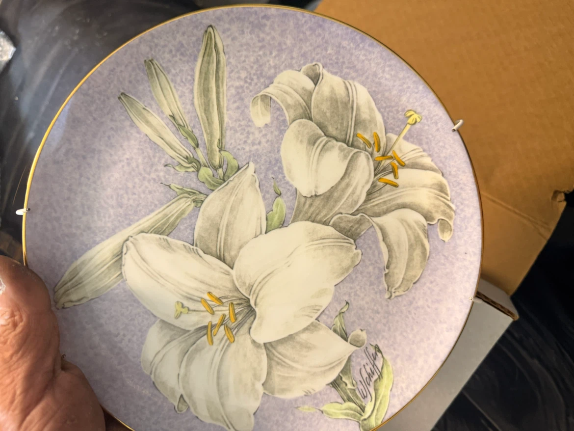 Decorative Collector Plates with Floral Designs - photo 5