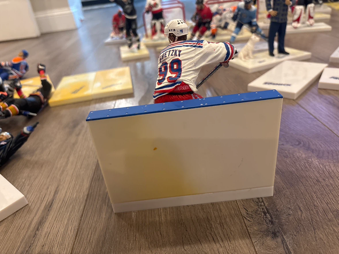 Wayne Gretzky Hockey Figure - photo 2