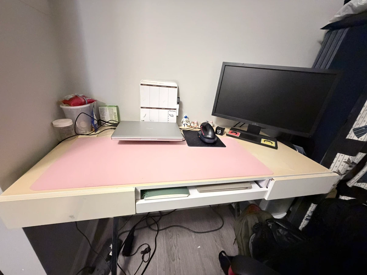 Desk with drawers and pink mat - photo 2