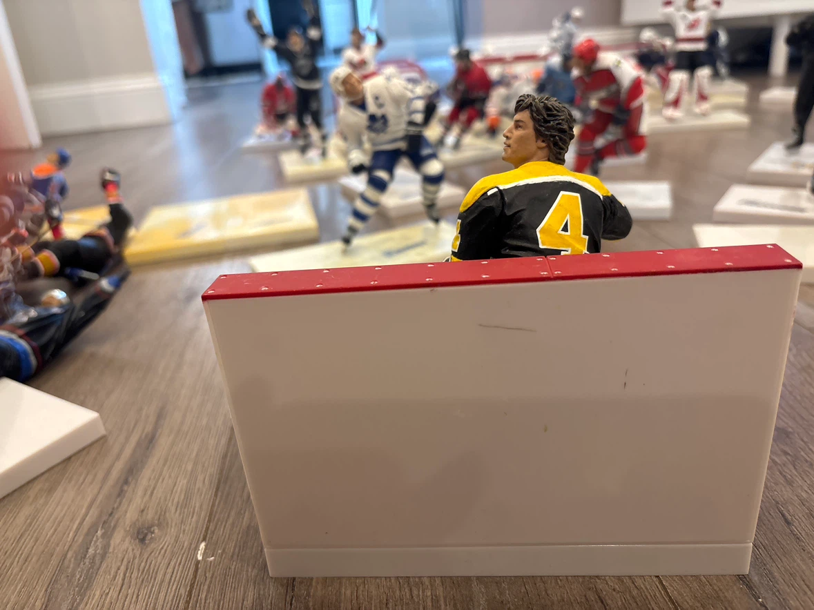 Bobby Orr Hockey Figurine - photo 2