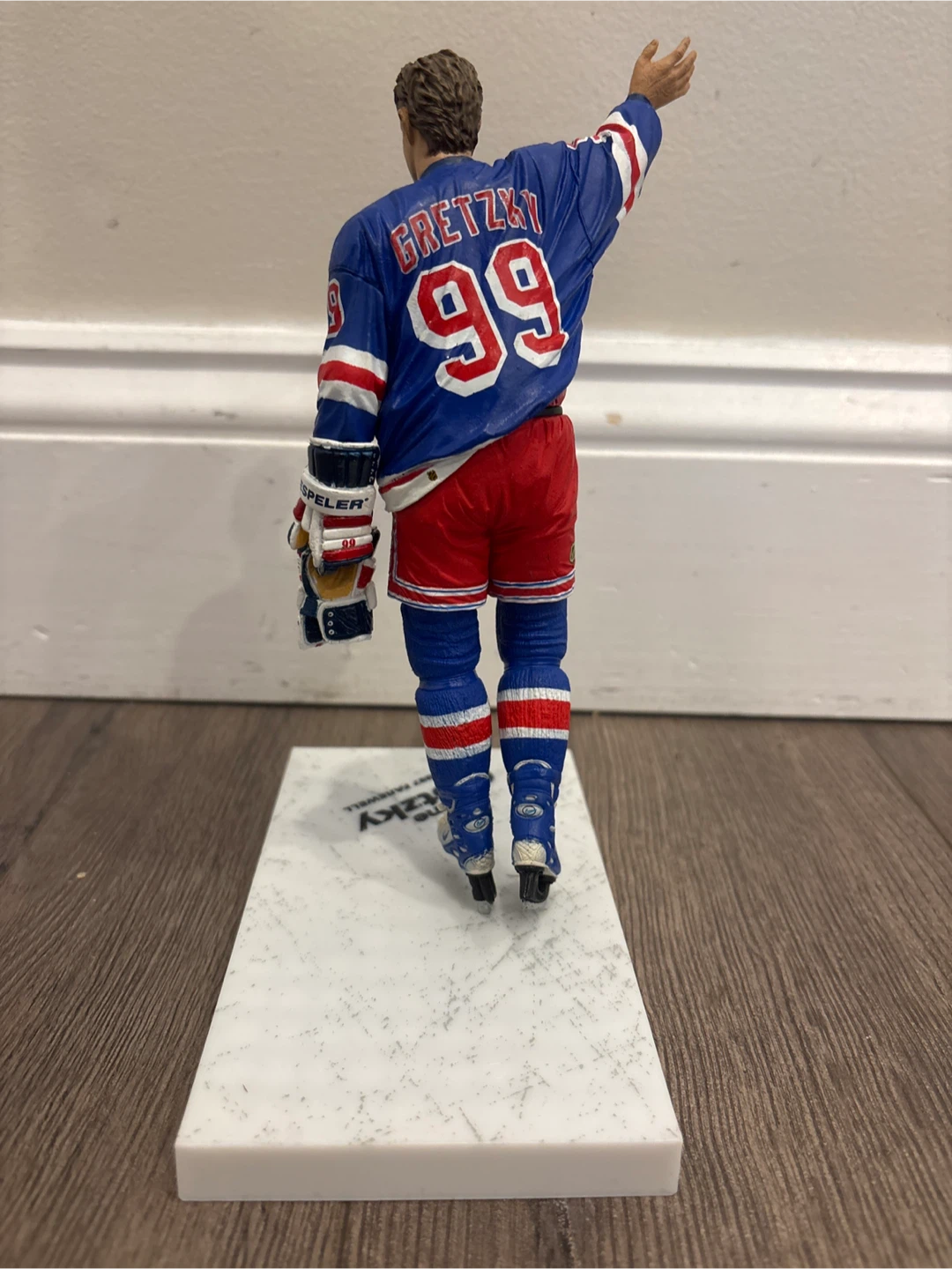 Wayne Gretzky 1997 Farewell Figurine - photo 2