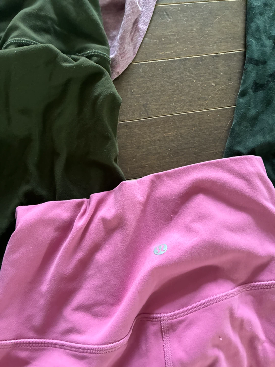 Lululemon Athletica Lot of 4 Athleisure Bottoms & Top - photo 4