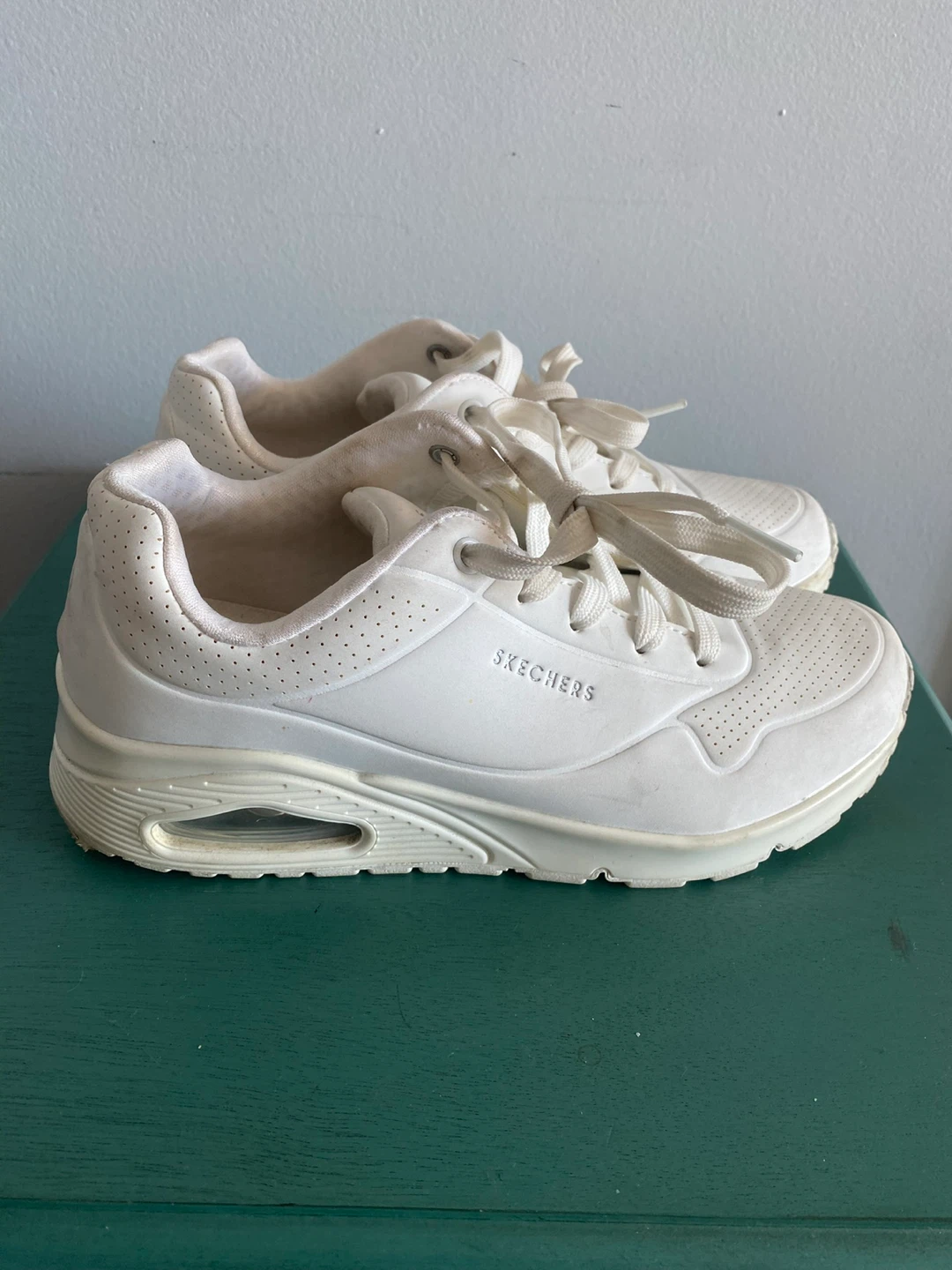 White Skechers Los Angeles sneakers