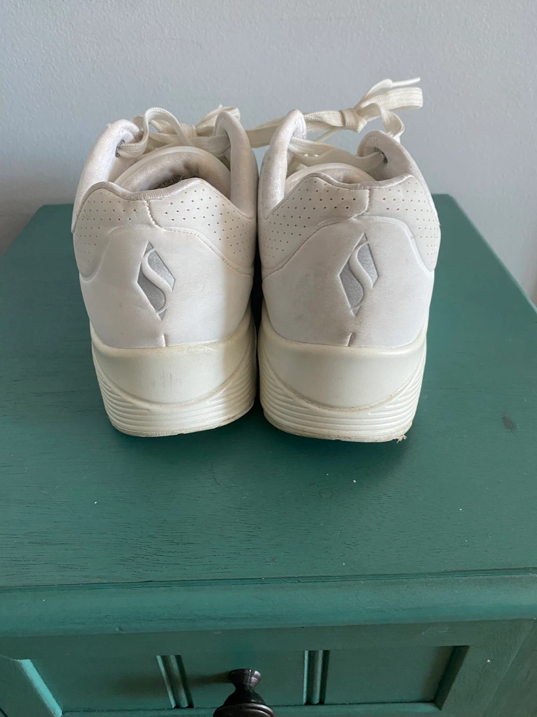 White Skechers Los Angeles sneakers - photo 3