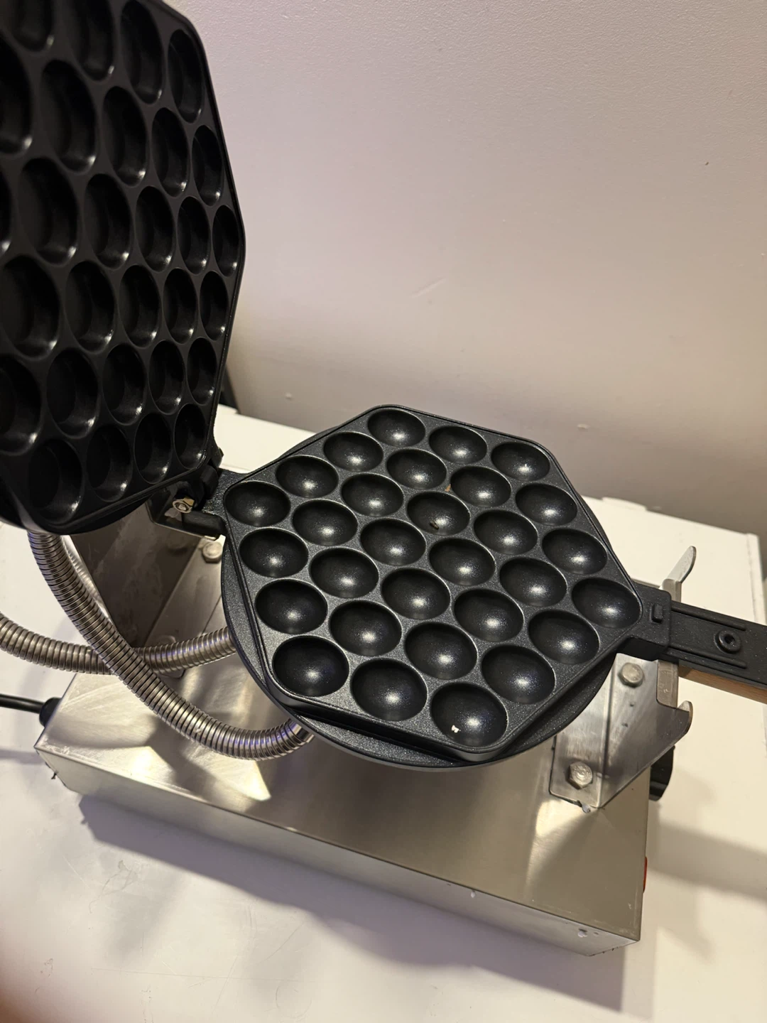Vevor Commercial Bubble Waffle Maker 1400W - photo 3