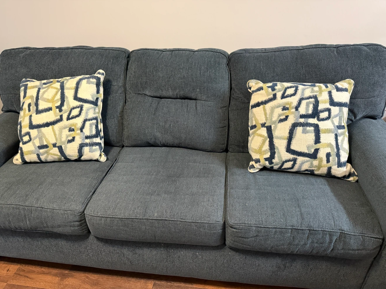 Grey three-seater sofa with accent pillows - photo 2