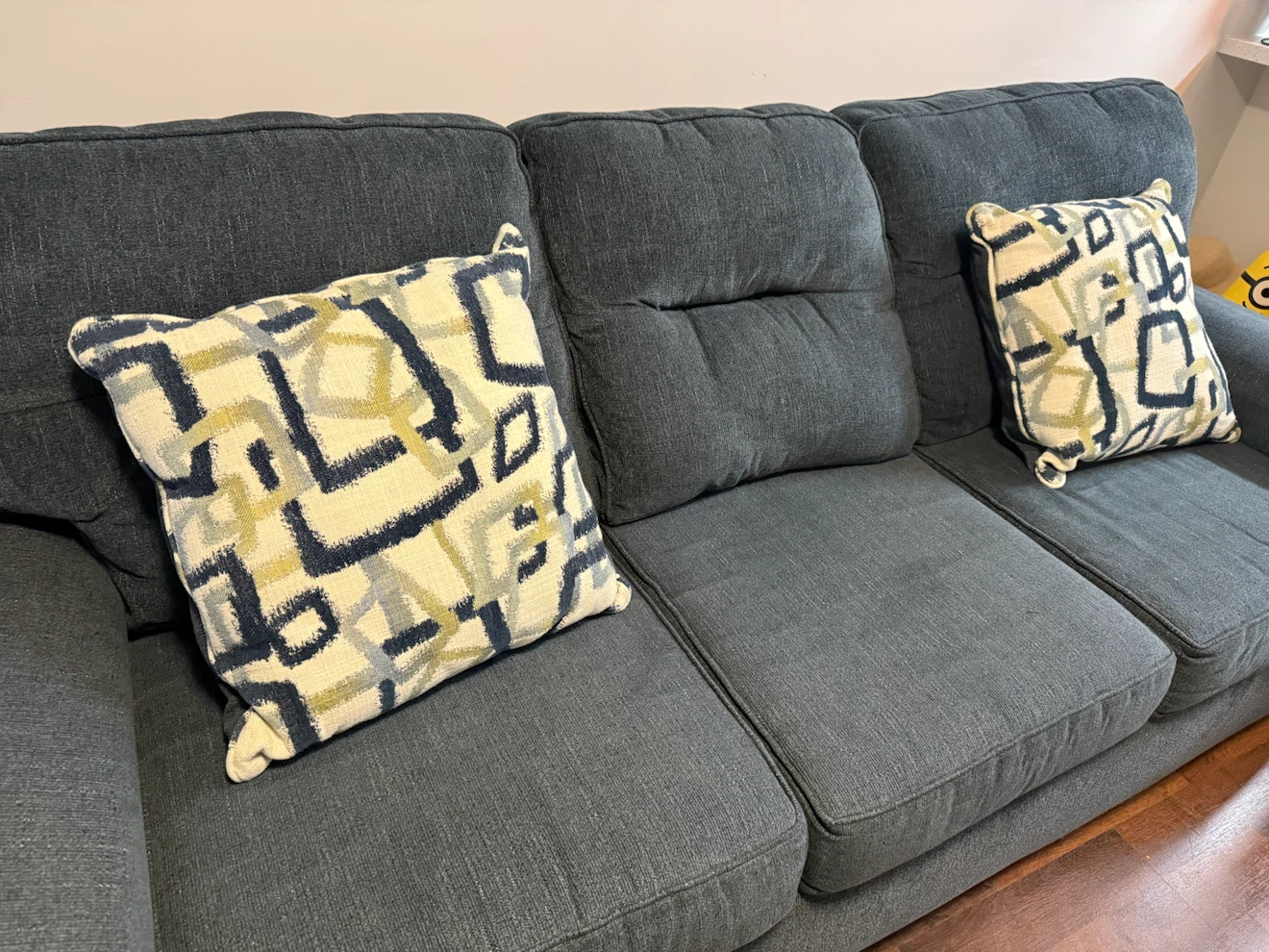 Grey three-seater sofa with accent pillows - photo 3