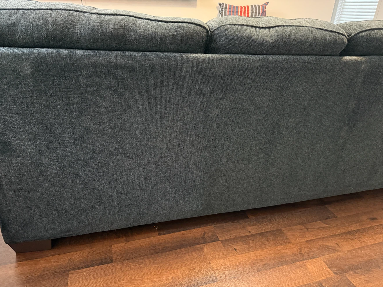 Grey three-seater sofa with accent pillows - photo 4