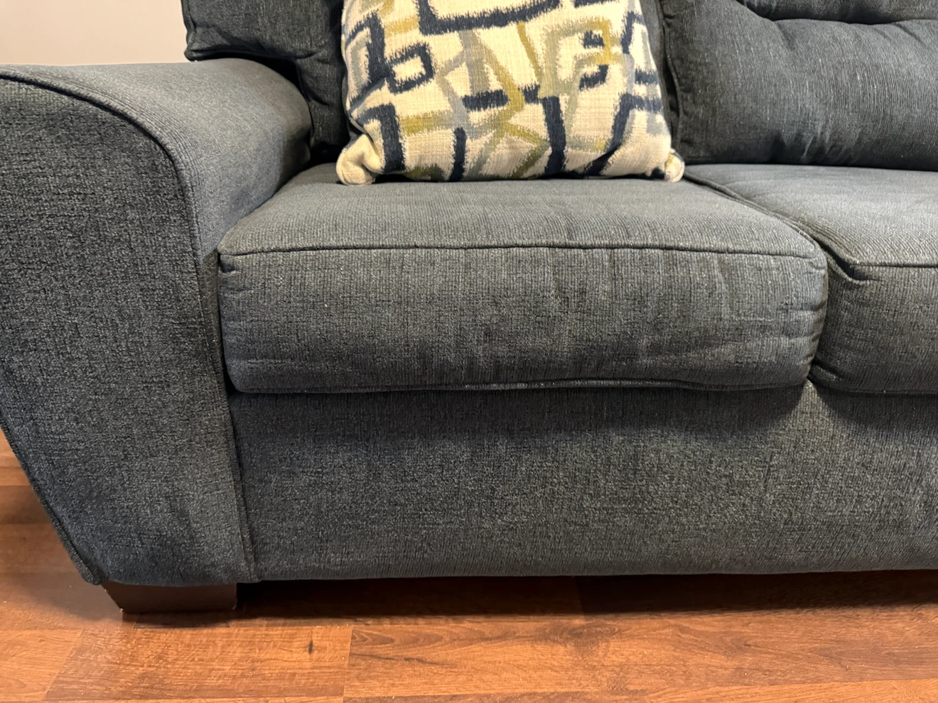 Grey three-seater sofa with accent pillows - photo 5