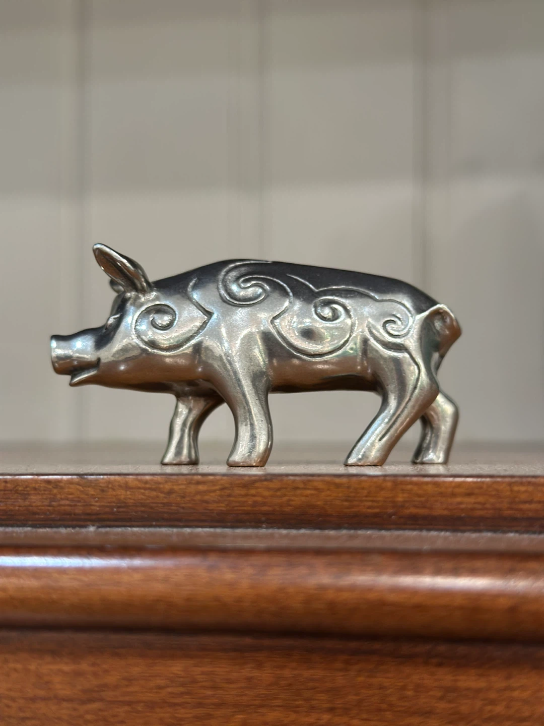 Small silver pig figurine with swirl patterns - photo 2