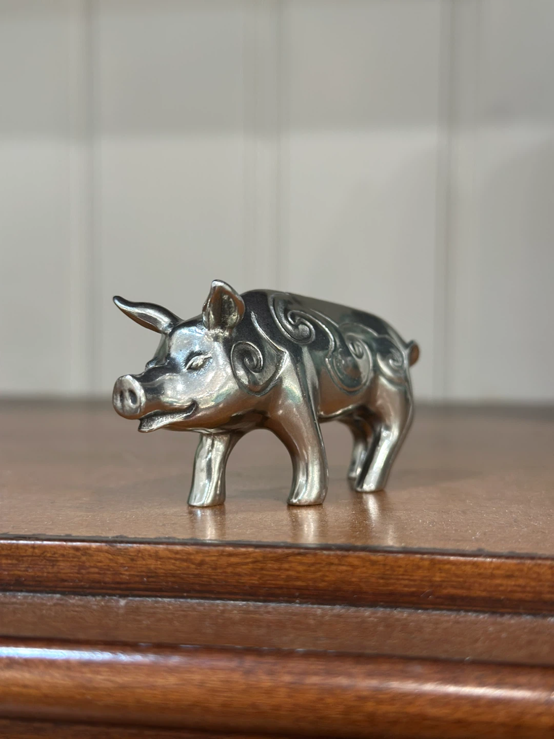 Small silver pig figurine with swirl patterns - photo 3
