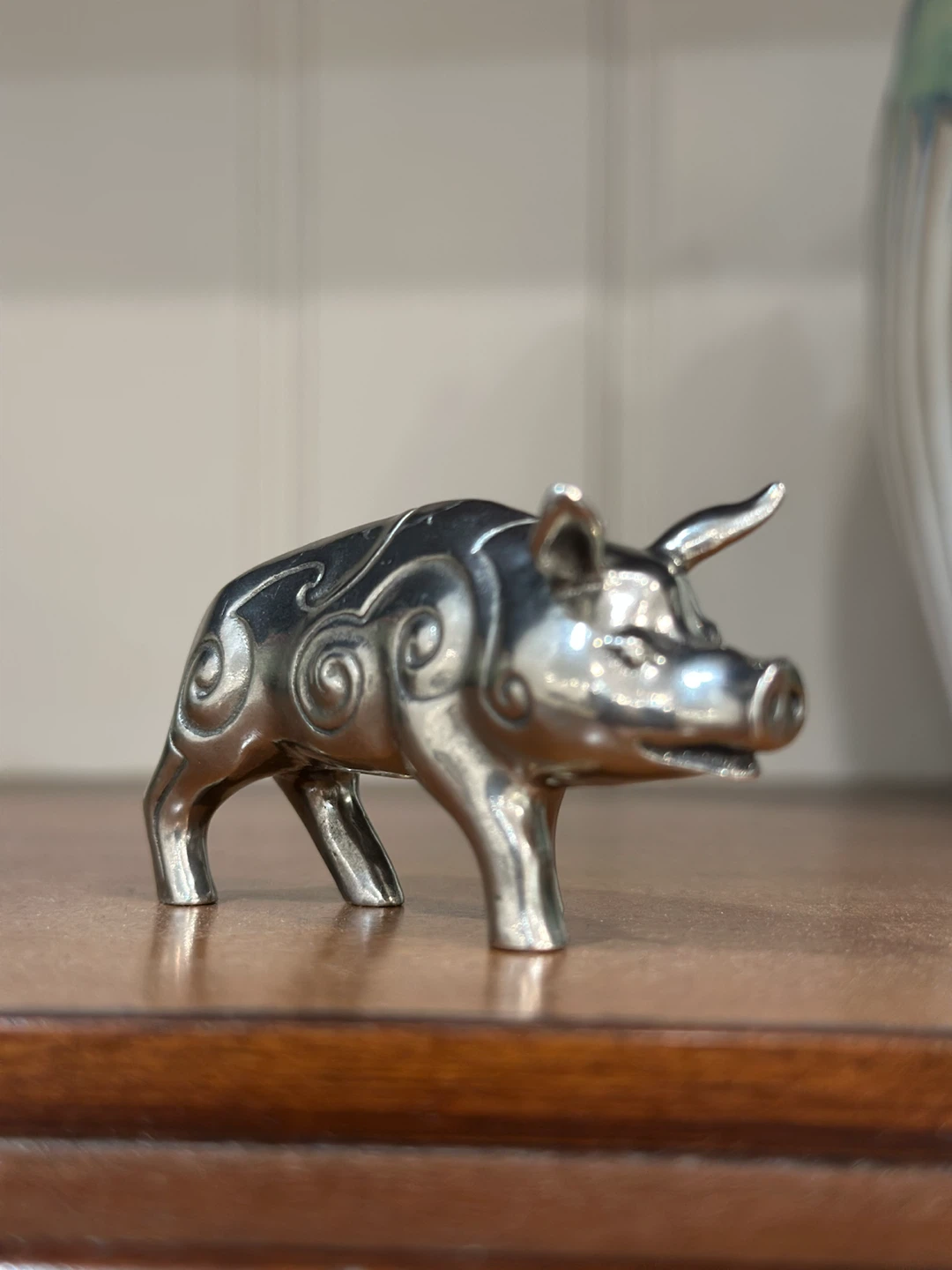 Small silver pig figurine with swirl patterns - photo 4
