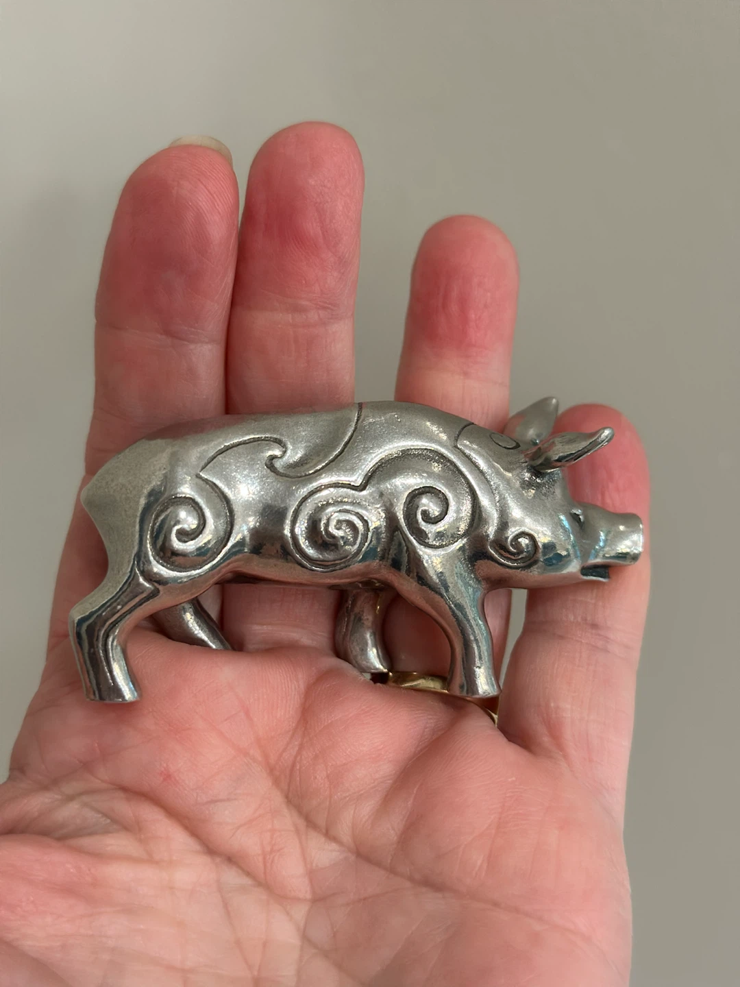 Small silver pig figurine with swirl patterns - photo 5