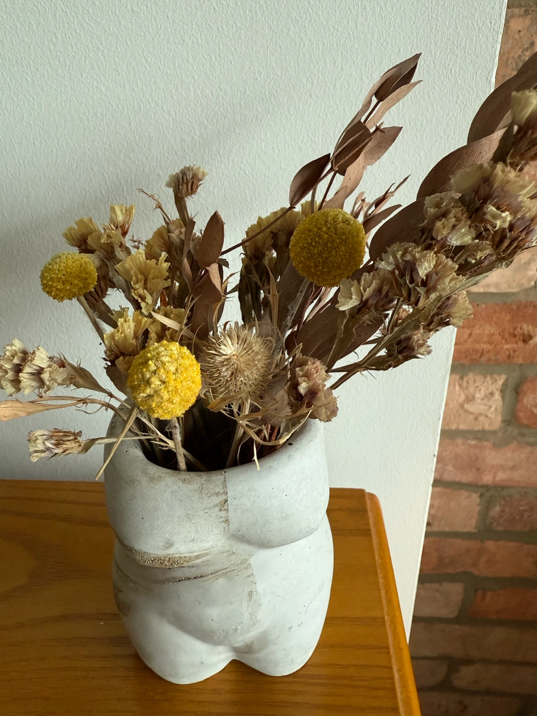 Body Shaped Vase with Dried Flowers - photo 2