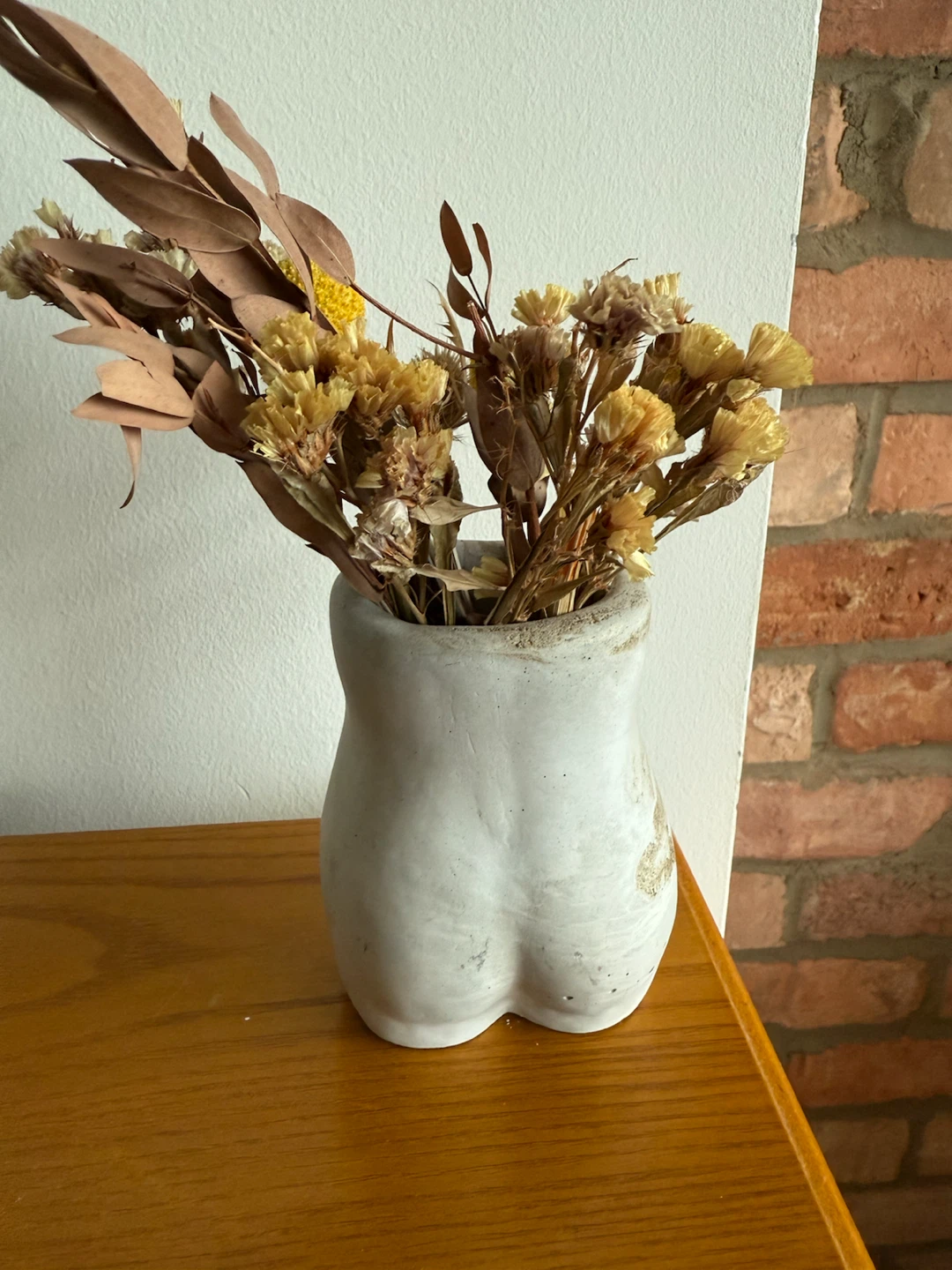 Body Shaped Vase with Dried Flowers - photo 3