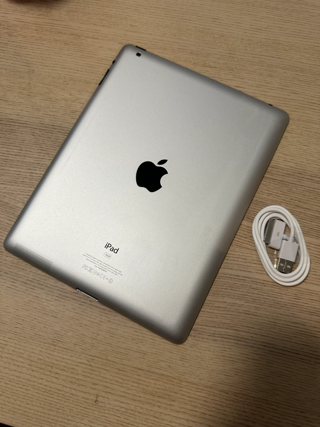 Apple iPad 2 16GB Wi-Fi A1395 Black/Silver + Charging Cable