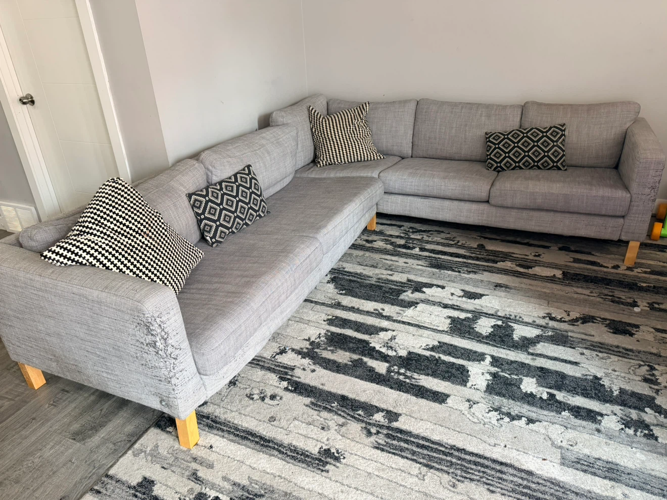 Grey sectional sofa with wooden legs - photo 2