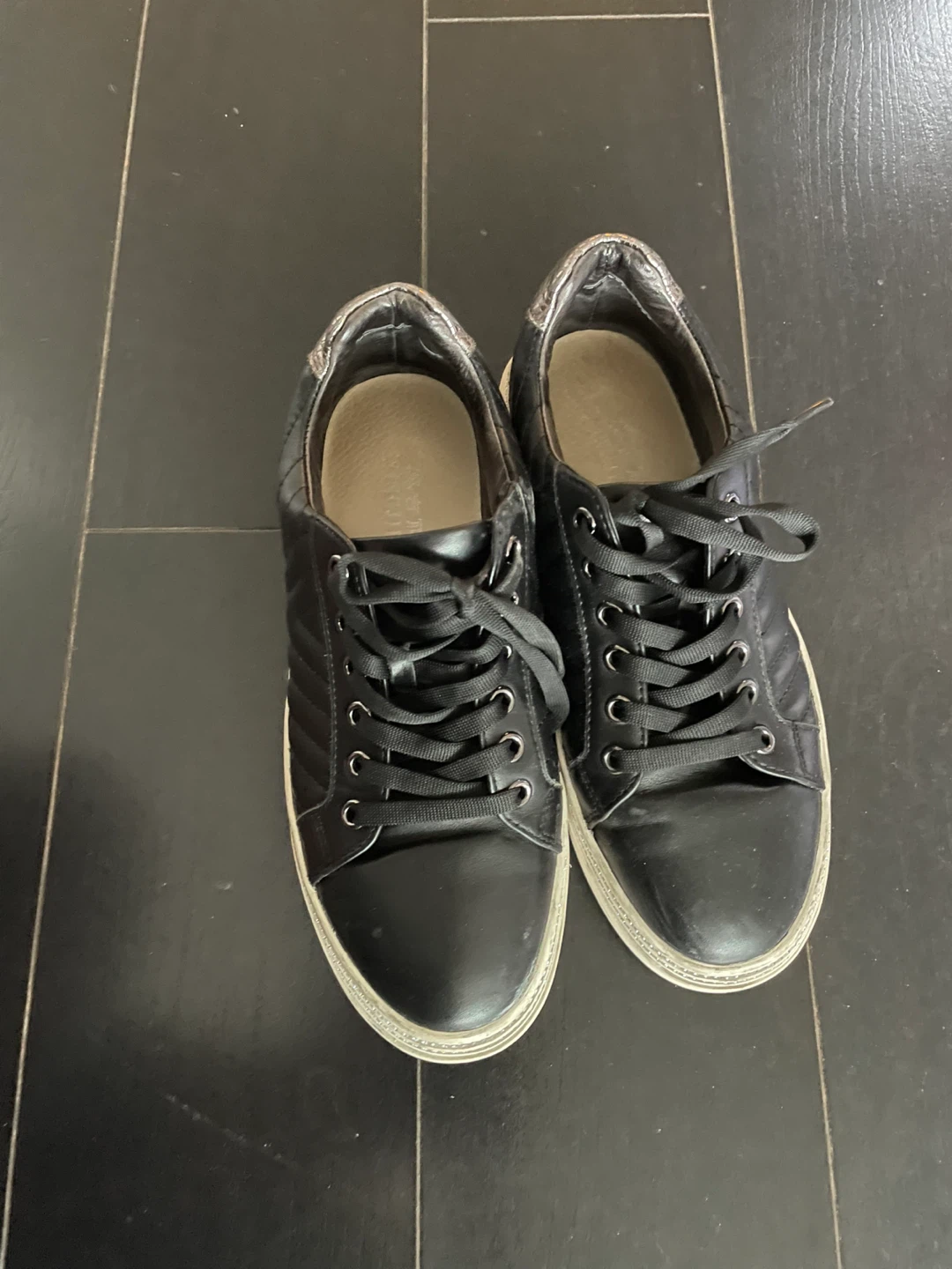 Black leather low top sneakers with snake print trim