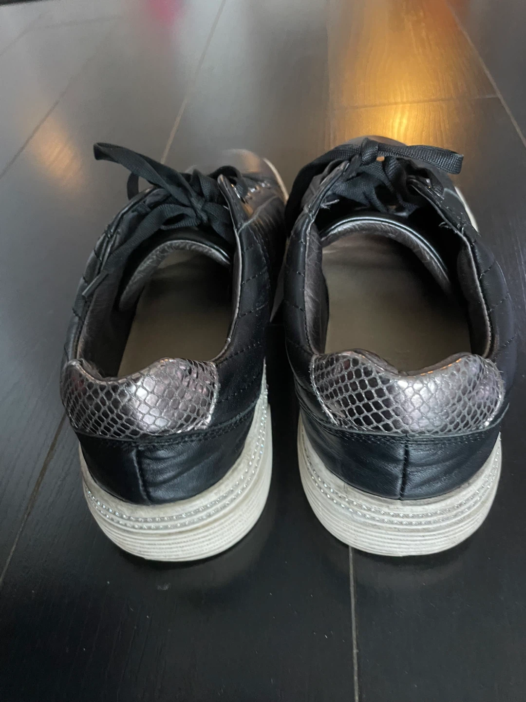 Black leather low top sneakers with snake print trim - photo 2