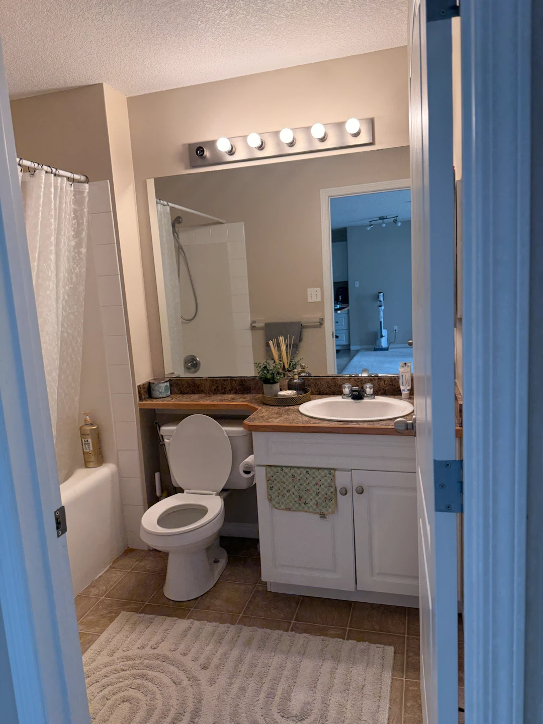 Private Room for rent with private washroom - photo 5