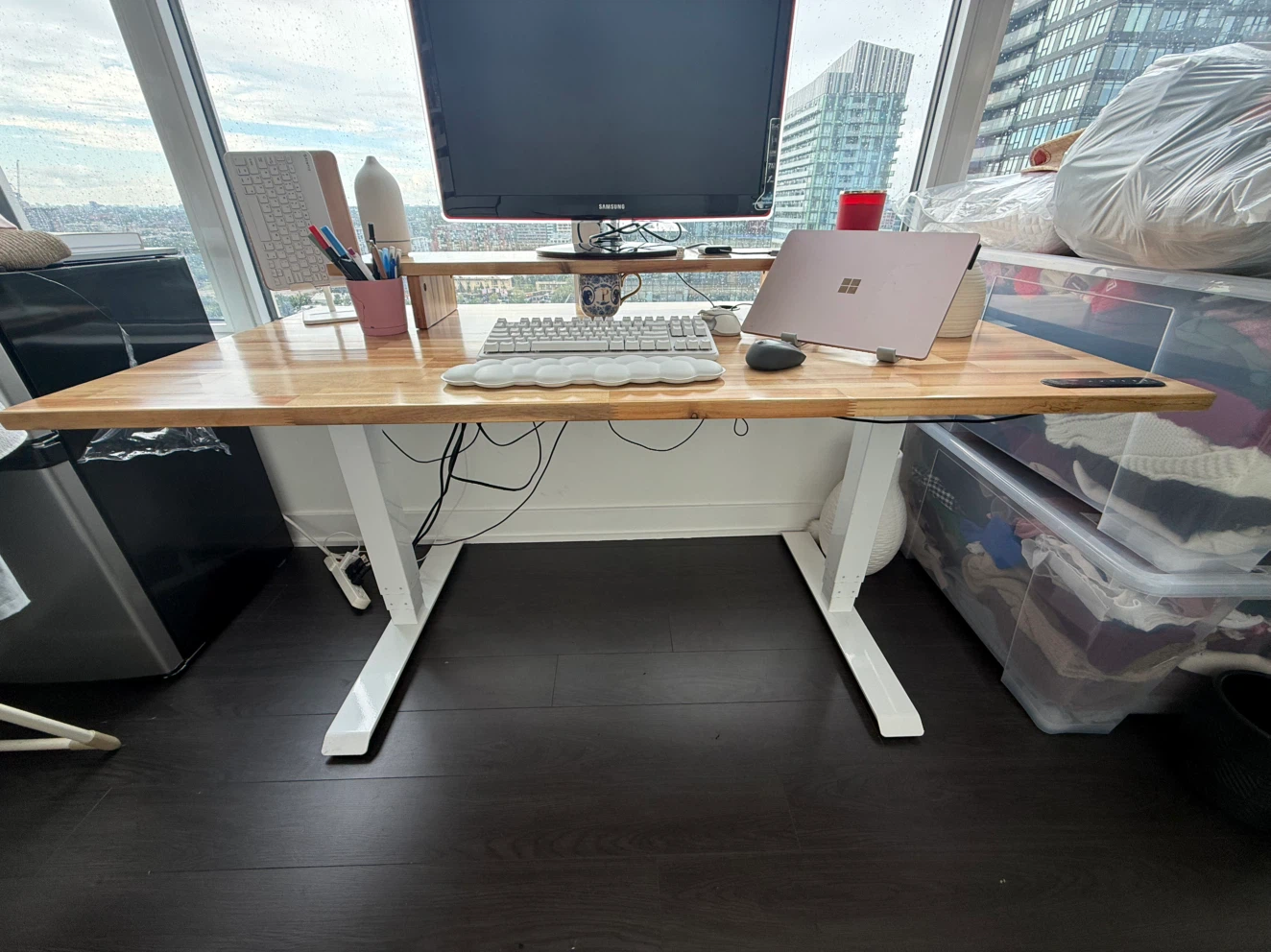 Effy Standing Desk in Walnut Wildwood with White Legs