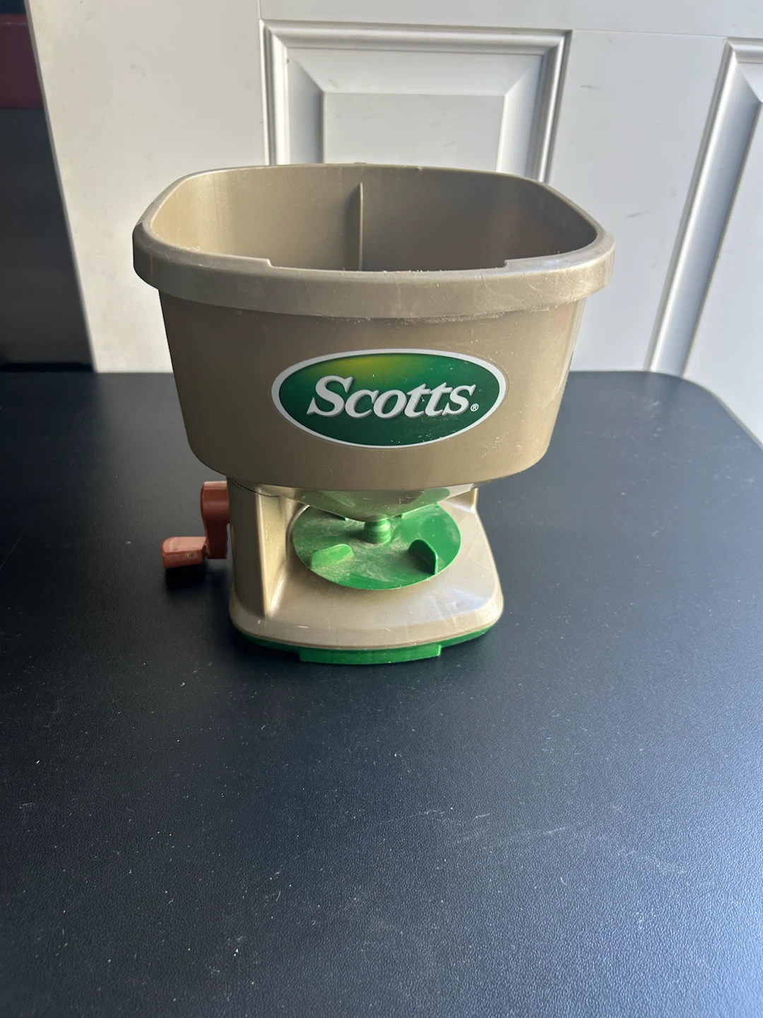 Scotts Hand-Held Spreader