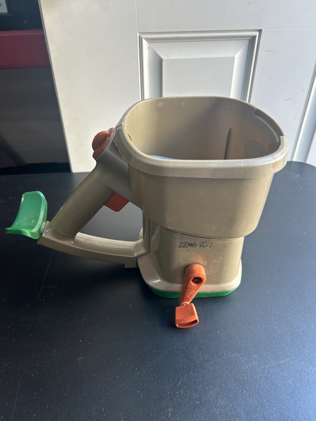 Scotts Hand-Held Spreader - photo 2