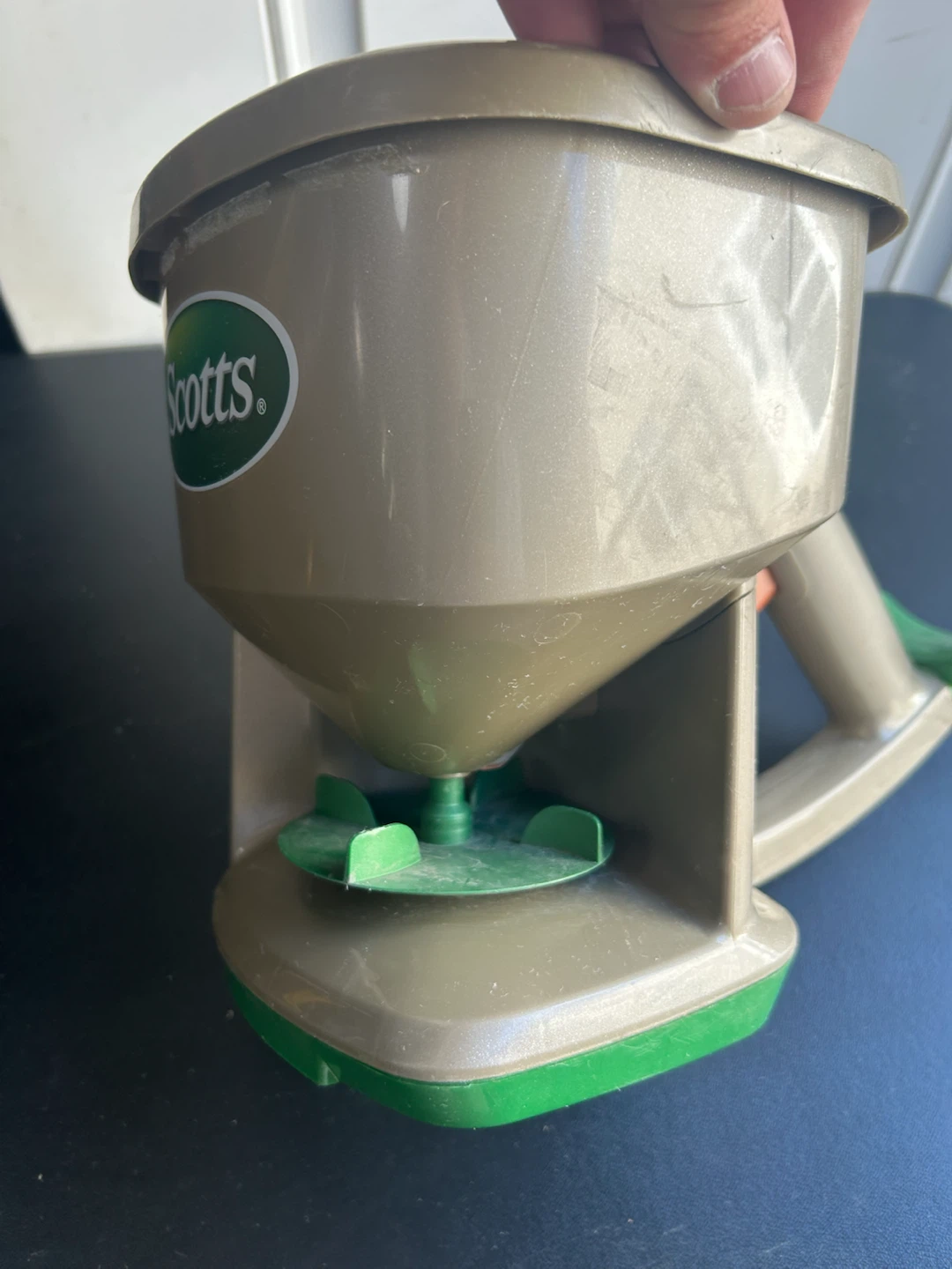 Scotts Hand-Held Spreader - photo 5