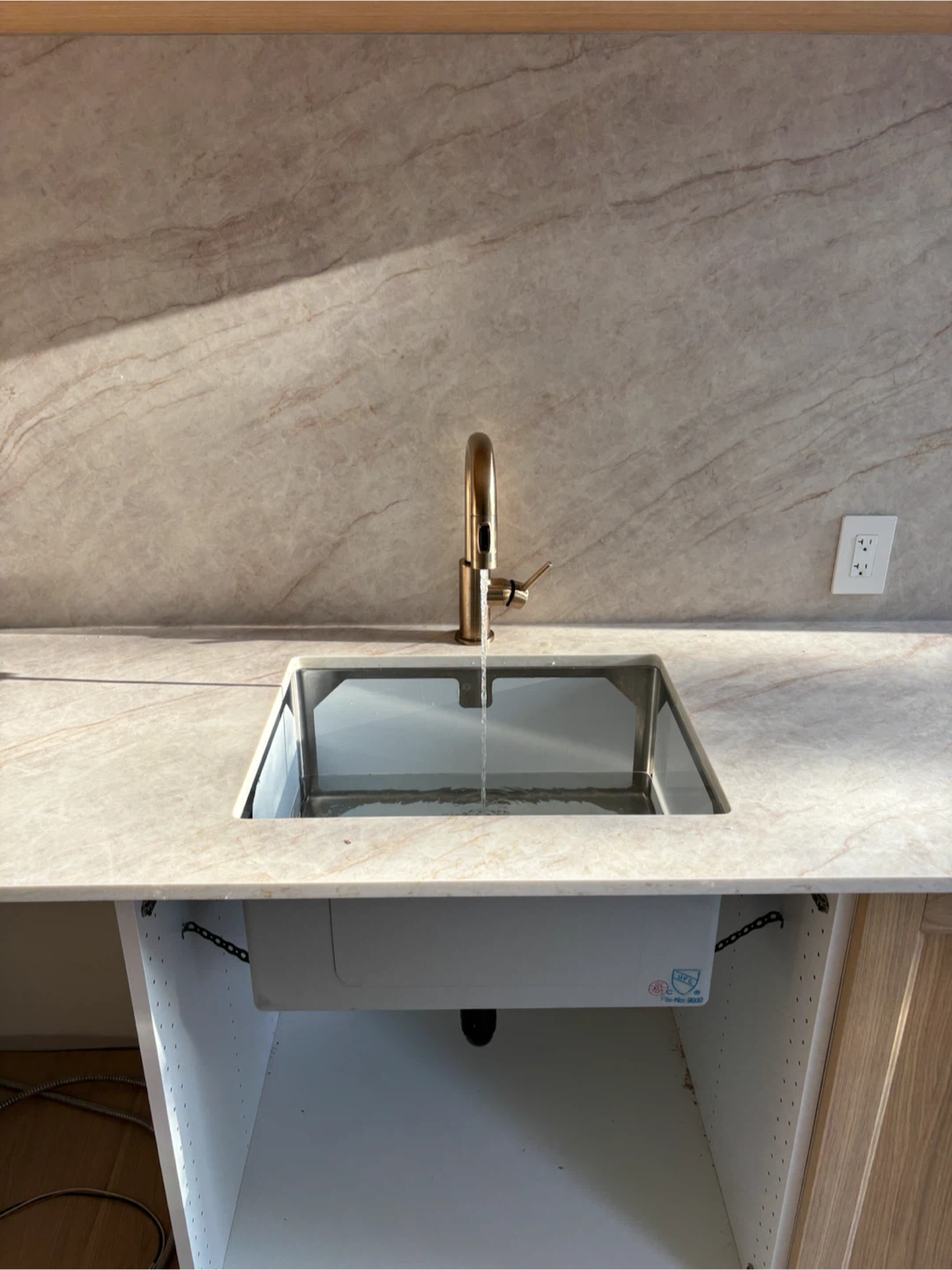 Badger 5 1/2 hp garburator , Kithen sink and plumbing - photo 3