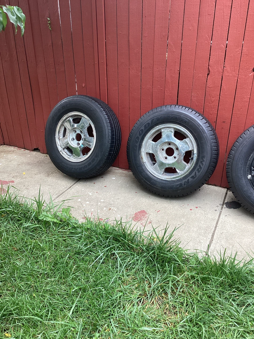 Like New Set of 4 Goodyear Tires with rims 215/75/R15 - photo 2
