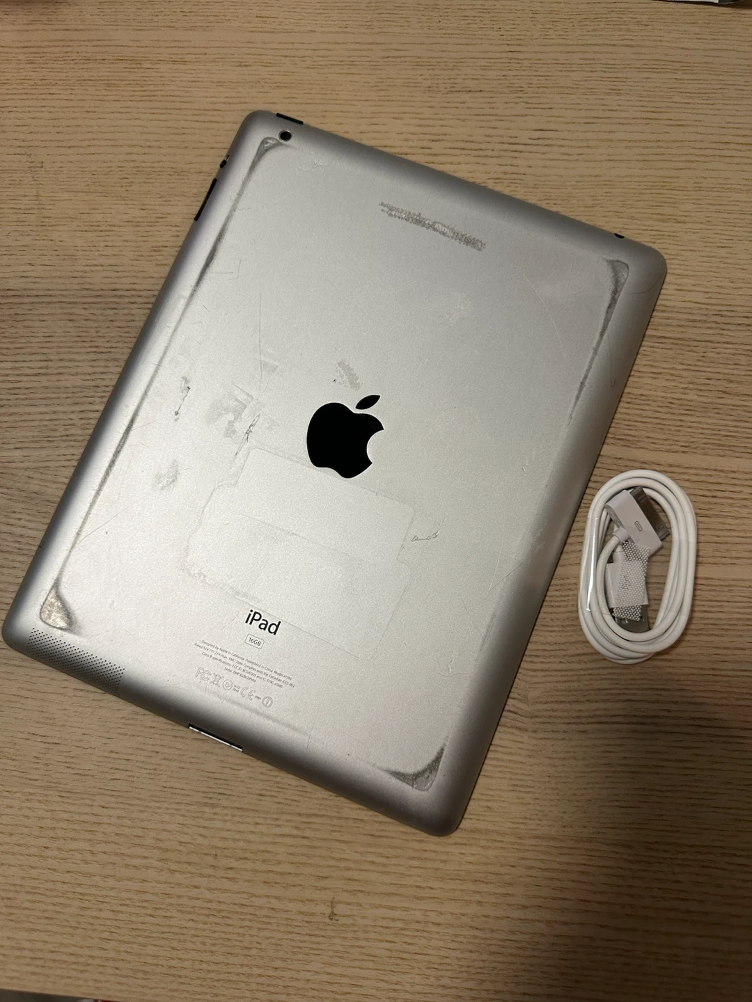 Apple iPad 2 16GB Wi-Fi 9.7” – Works Great + Cable