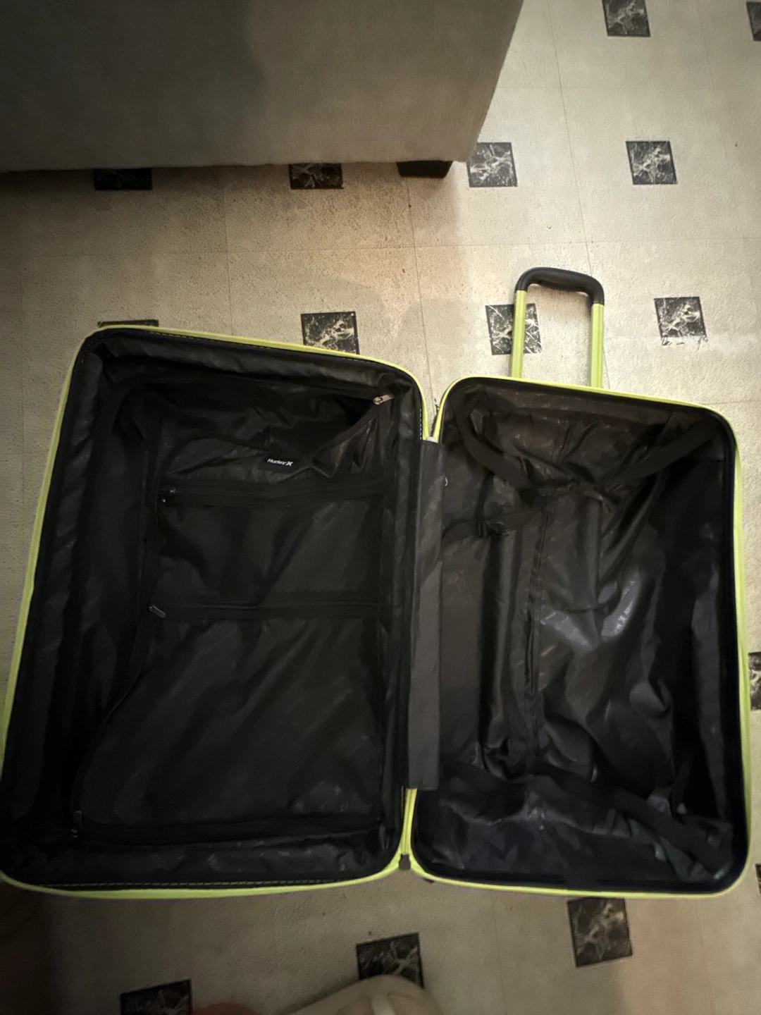 Hurley hardside spinner suitcase in black and lime - photo 2