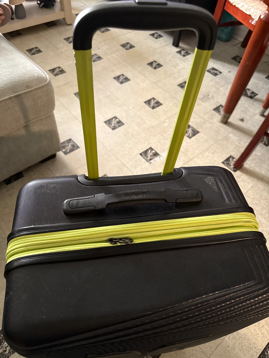 Hurley hardside spinner suitcase in black and lime - photo 3