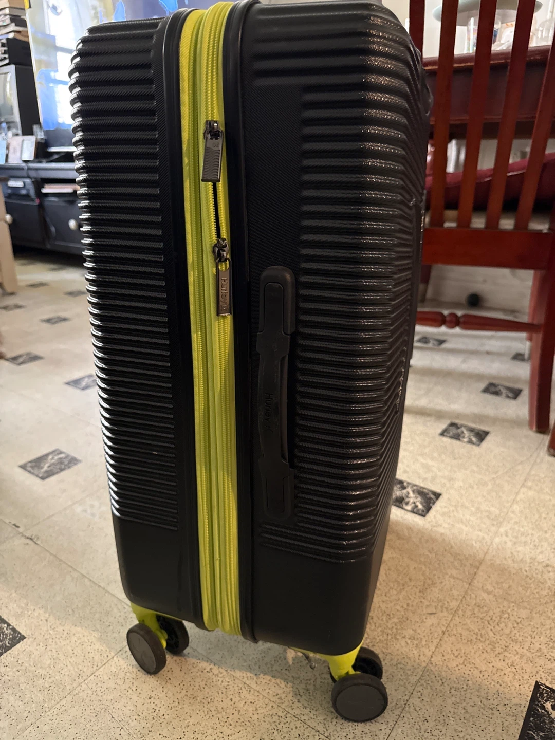 Hurley hardside spinner suitcase in black and lime - photo 4