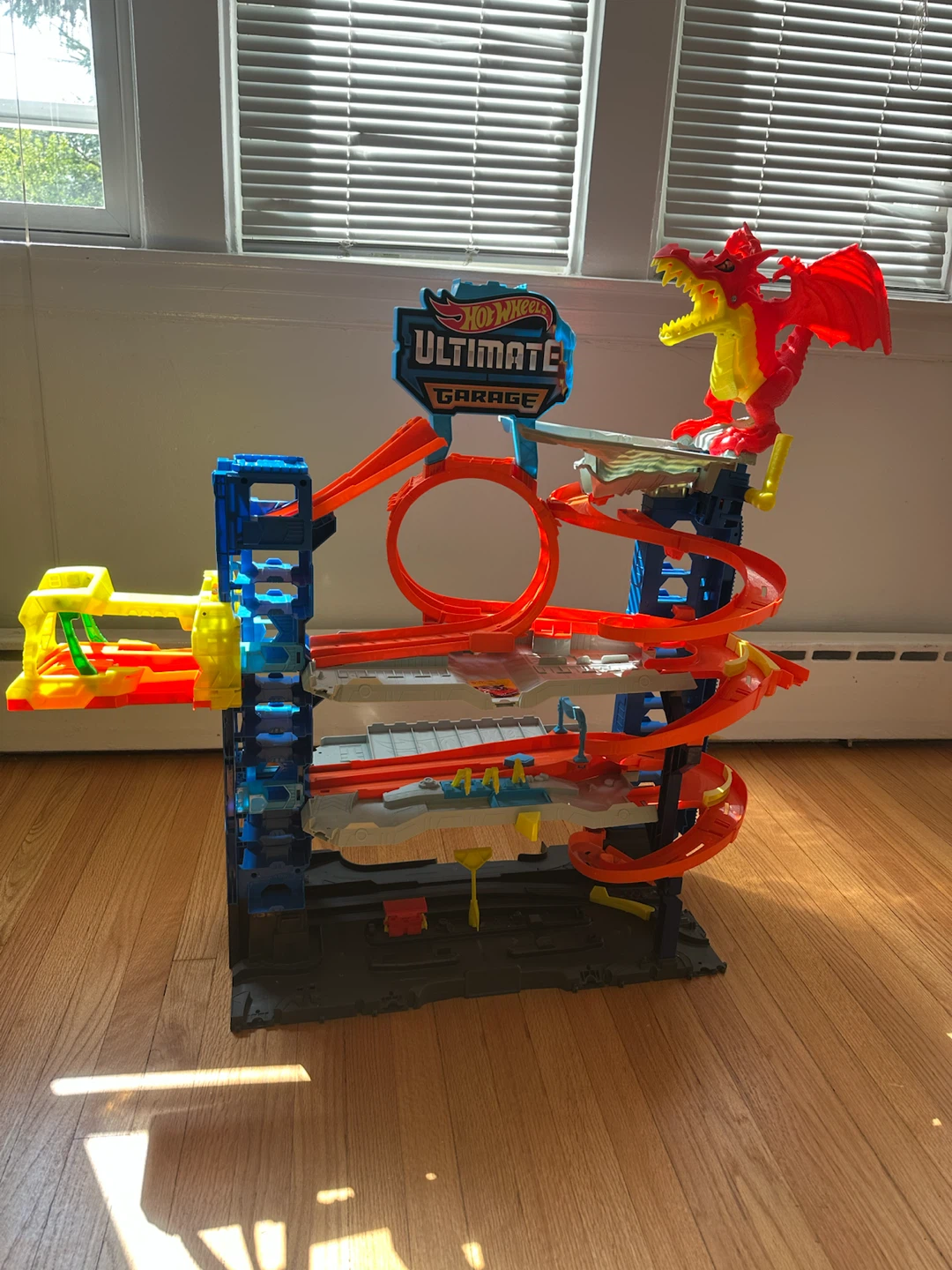 Hot Wheels Ultimate Garage with Dragon