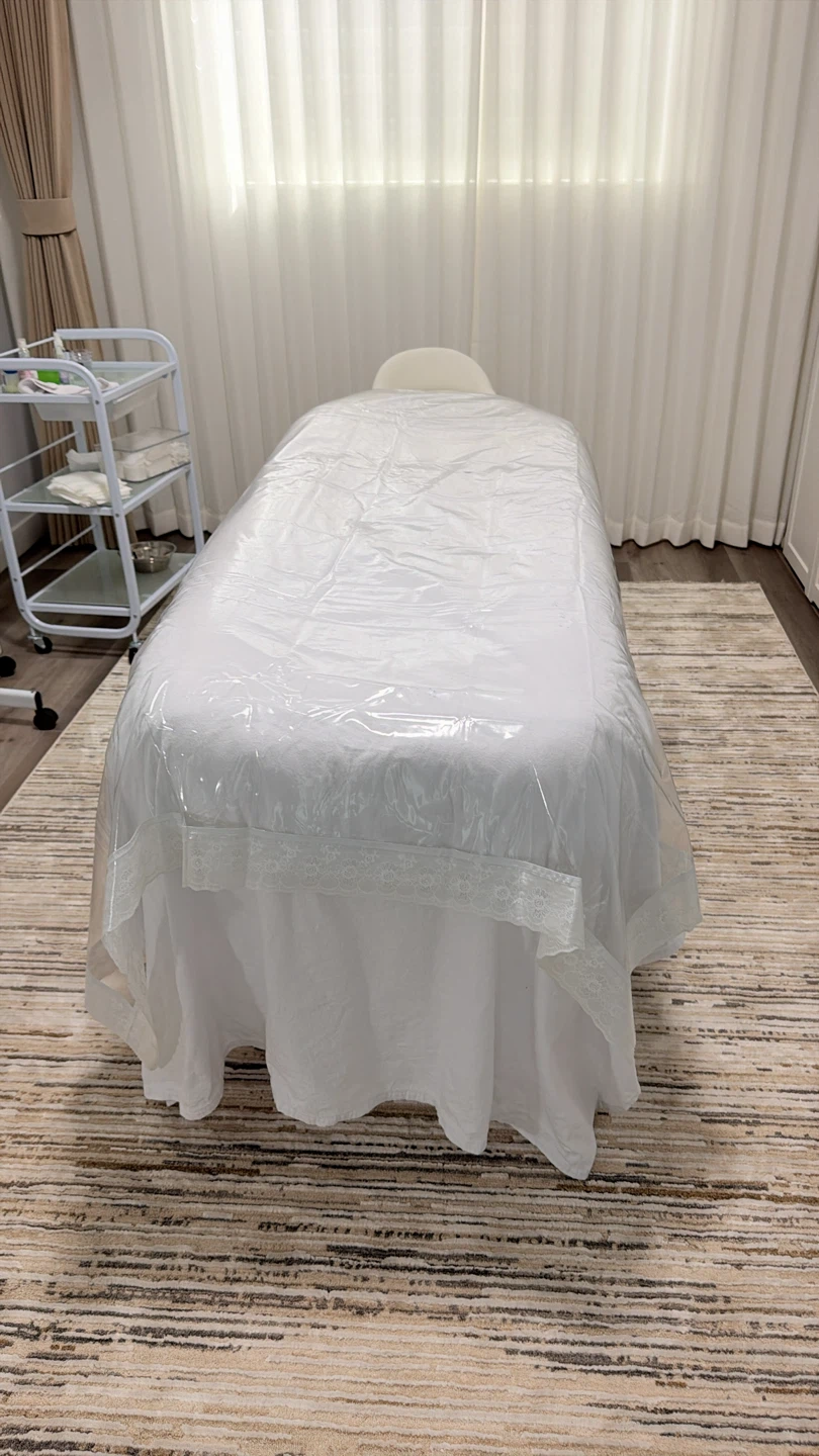 Facial spa White Massage Table with Clear Vinyl Cover