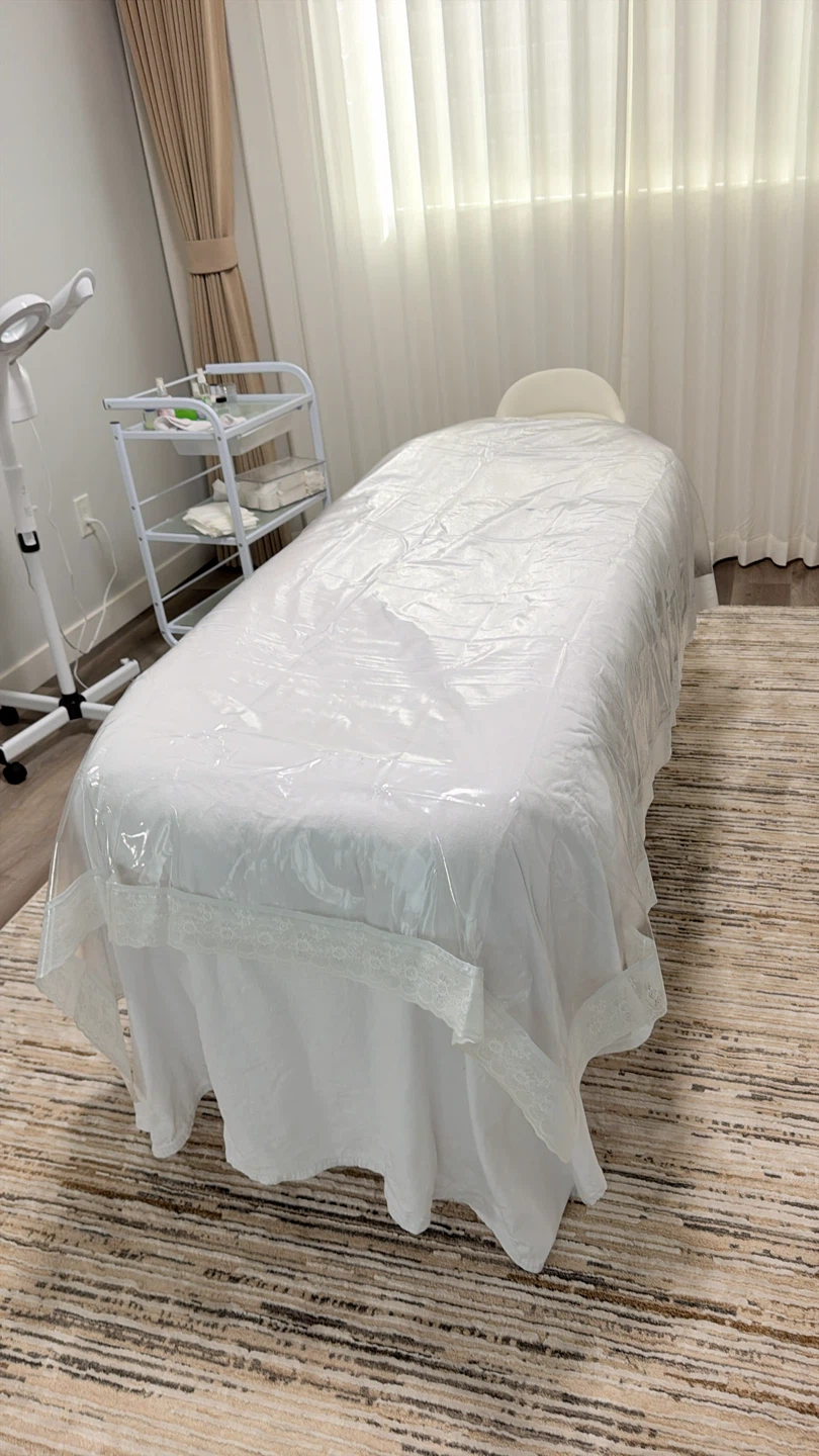 Facial spa White Massage Table with Clear Vinyl Cover - photo 2