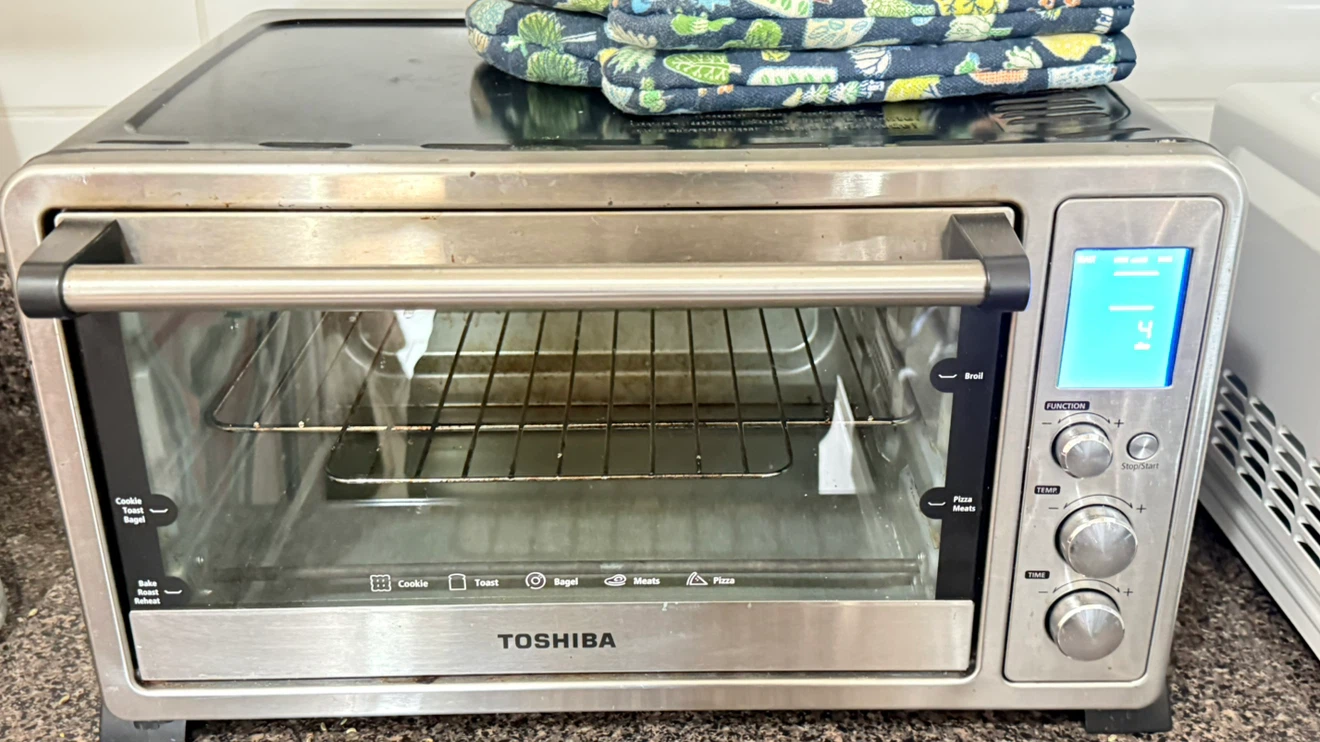 Move Out Sale - TOSHIBA 6-Slice Toaster Oven - photo 4