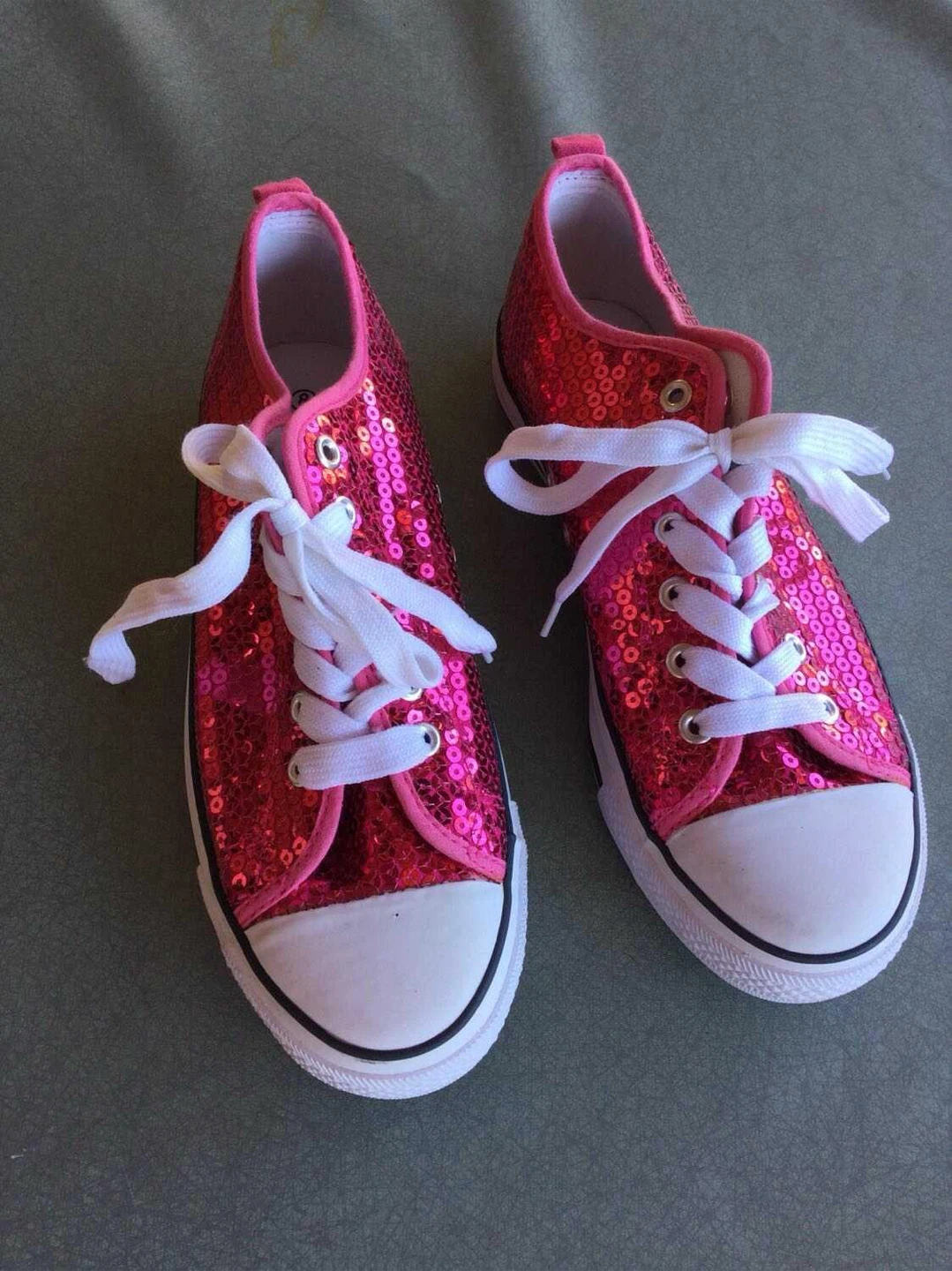 Sequinned shoes. Size 8. New.
