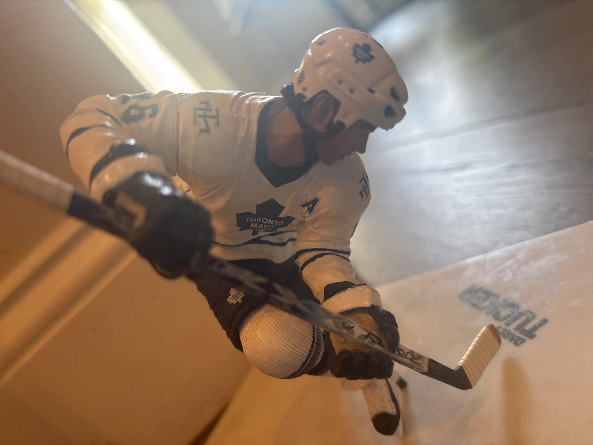 Toronto Maple Leafs Player Figurine - Tucker #16 - photo 2
